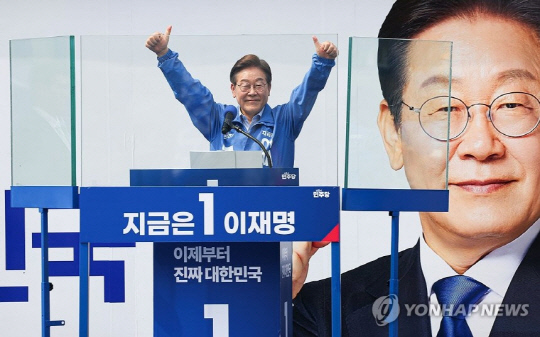 더불어민주당 이재명 대선 후보가 21일 인천광역시 부평역 북광장에서 열린 집중유세에서 방탄유리 내부에 들어가 엄지를 들어 보이고 있다. 연합뉴스